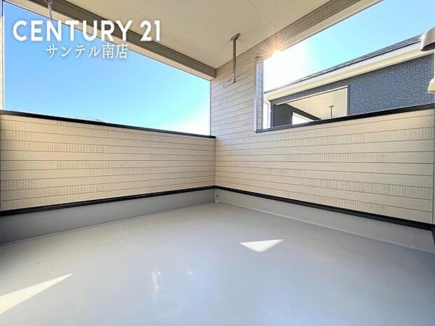 広々としたバルコニーには、屋根が付いておりますので突然の雨や小雨でも安心して洗濯物を干せますよ♪日当たり良好です♪