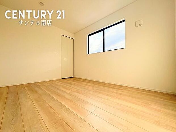 しっかり日が差し込みますので気持ちの良い目覚めができる素敵な洋室になります♪子供部屋にも十分使える仕様の洋室になっております♪