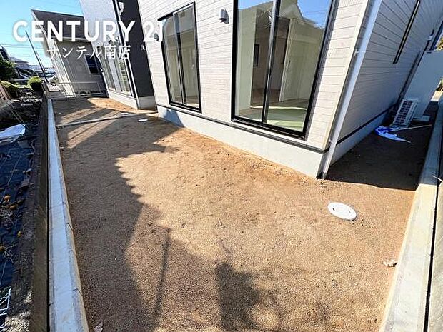 お休みの日は、お庭でガーデニングなど、自由に使える素敵なスペースです♪