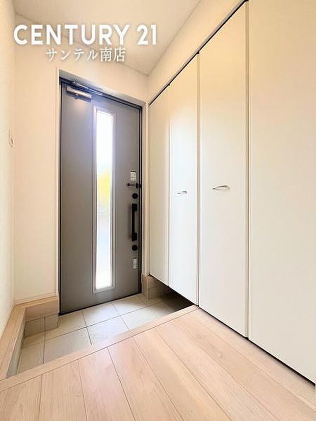 明るい玄関(^^♪容量にも余裕のあるシューズクローゼットを完備しております!