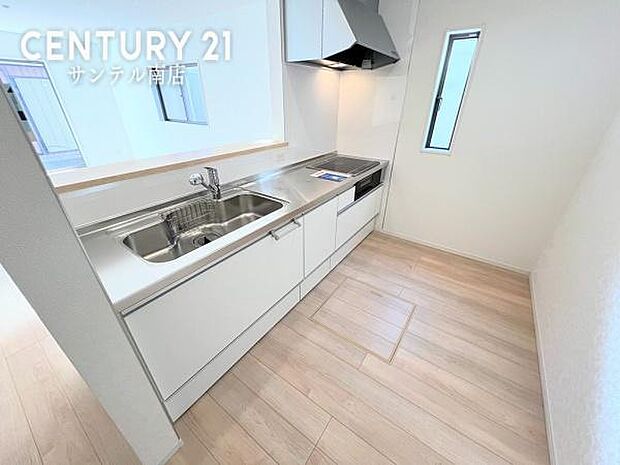 カウンターキッチンからリビングにいるご家族やお子様の様子が見えるので、コミュニケーションがとりながら、ご家族の大切な時間を共有できるキッチンです♪