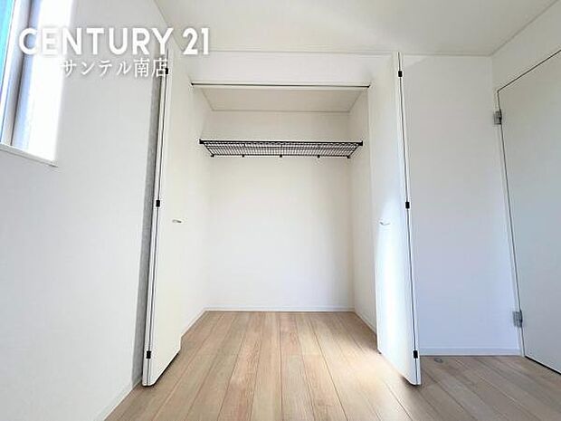 大容量のクローゼットです！お洋服などを入れても十分な収納量♪