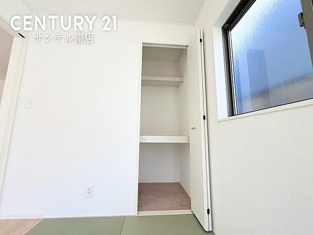 和室にも収納スペースが付いておりますので、お客様用のお布団や、お子様のおもちゃも入れられます♪
