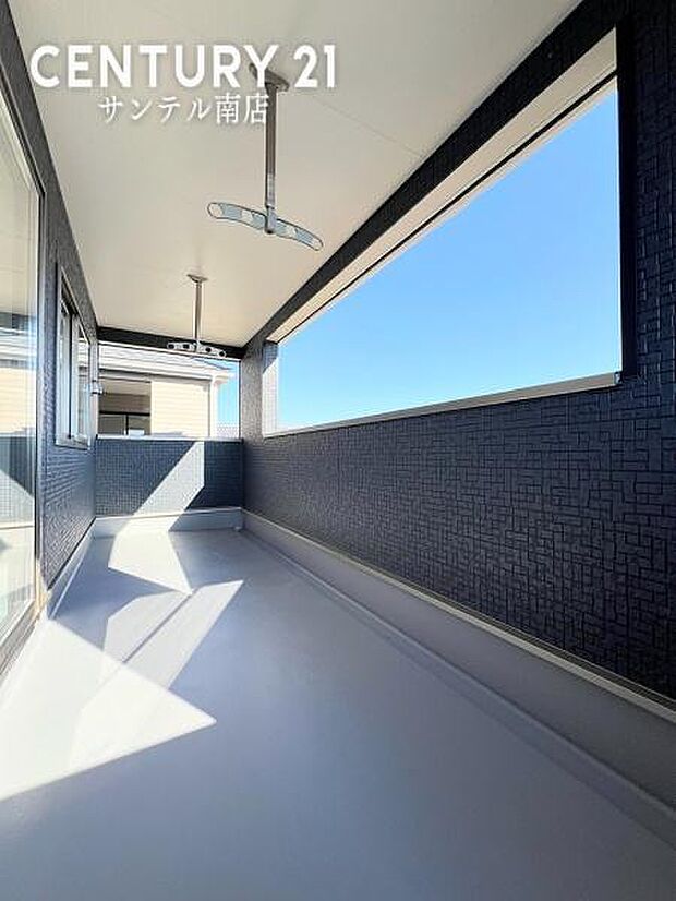 広々としたバルコニーには、屋根が付いておりますので突然の雨や小雨でも安心して洗濯物を干せますよ♪日当たり良好です♪