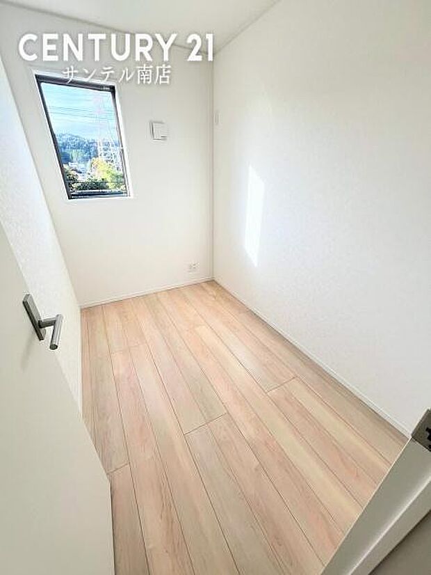 3帖のテレワークルームです。書斎にいかがでしょうか(^^♪換気のできる小窓も完備!収納としても活用できそうです!