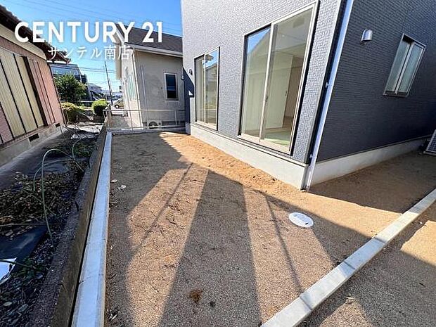 お休みの日は、お庭でガーデニングなど、自由に使える素敵なスペースです♪