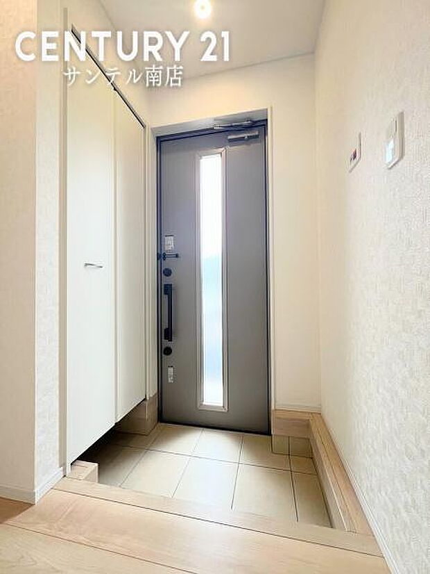 ご新居への出入り口になる明るい玄関には、たくさんの靴を収納できるシューズボックスが付いております♪いつも清潔感のあるすっきりとした玄関スペースを確保できますよ♪