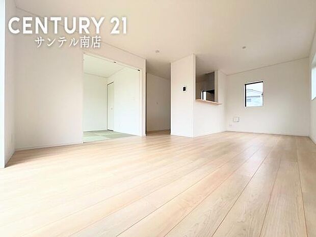 16.5帖のリビング♪カウンターキッチンからリビングにいるご家族やお子様の様子が見えるので、コミュニケーションがとりながら、ご家族の大切な時間を共有できるリビングスペースです♪