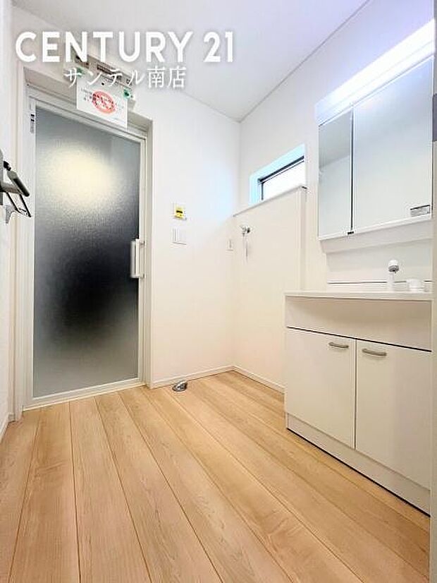 窓の付いた清潔感のあるシンプルな洗面脱衣所♪洗面台は、三面鏡の裏も収納スペースが付いており、シャワーヘッド付き！