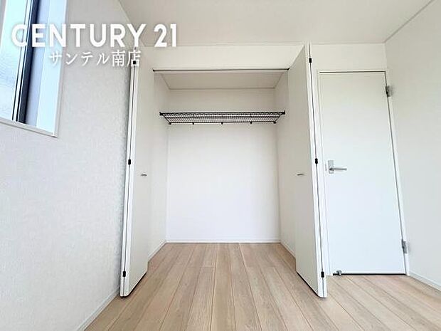大容量のクローゼットです!お洋服などを入れても十分な収納量♪