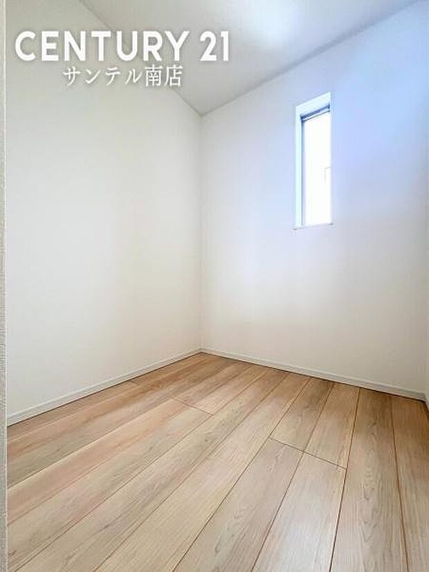 寝室には大容量のウォークインクローゼットです！ご夫婦のお洋服などを入れても十分な収納量♪