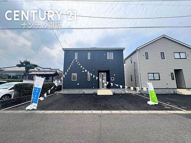 駐車場は4台駐車可能!※車種による。スペースも広く駐車が苦手な方でも楽に駐車可能です(^^♪