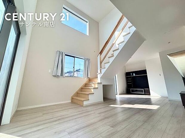 LDKです♪カウンターキッチンからリビングにいるご家族やお子様の様子が見えるので、コミュニケーションがとりながら、ご家族の大切な時間を共有できるリビングスペースです♪