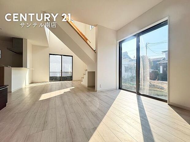 明るく開放的なリビングスペース