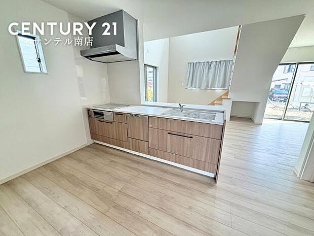 シンプルで使いやすい設計のキッチン♪カウンターキッチンなので、リビングいるご家族と会話を楽しみながらお料理ができます♪標準で食洗器が付いています♪