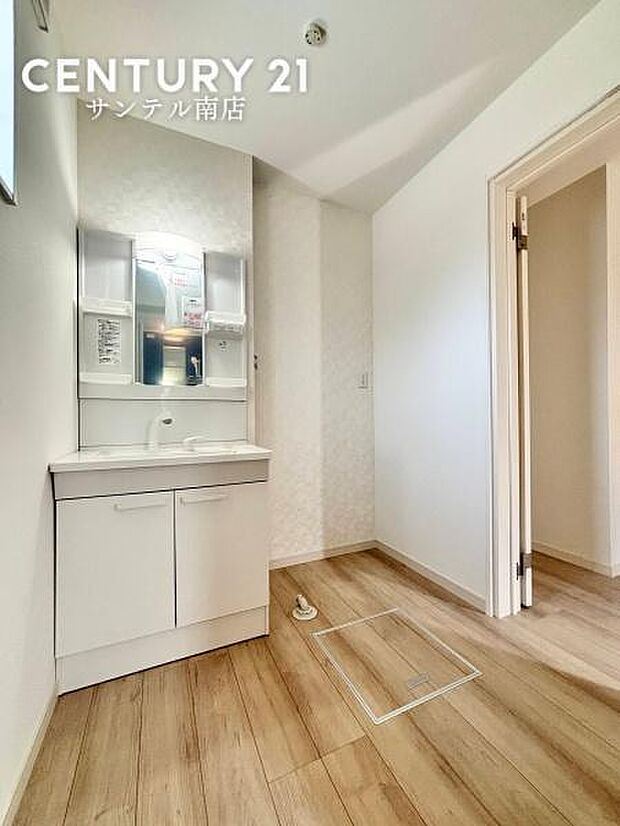 明るい清潔感のある洗面脱衣所です♪収納たっぷりで大きめの洗面化粧台です♪朝のお忙しい時間帯でも三面鏡洗面台ならお出かけ前のご準備も手助けしてくれること間違いなし♪