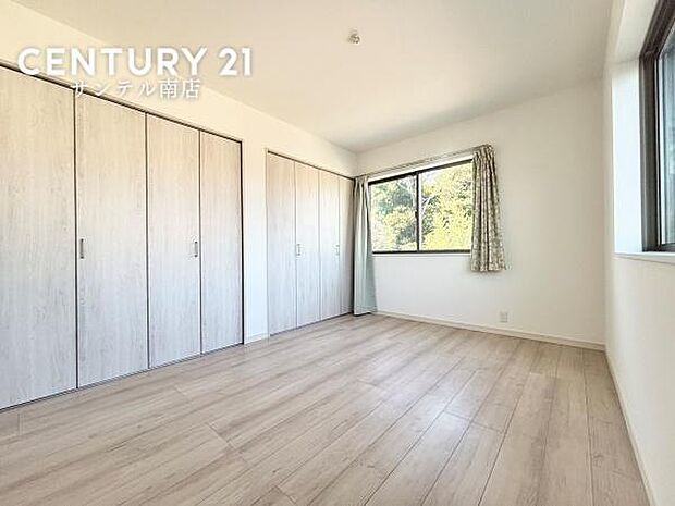 2階洋室です♪しっかり日が差し込みますので気持ちの良い目覚めができる素敵な洋室になります♪