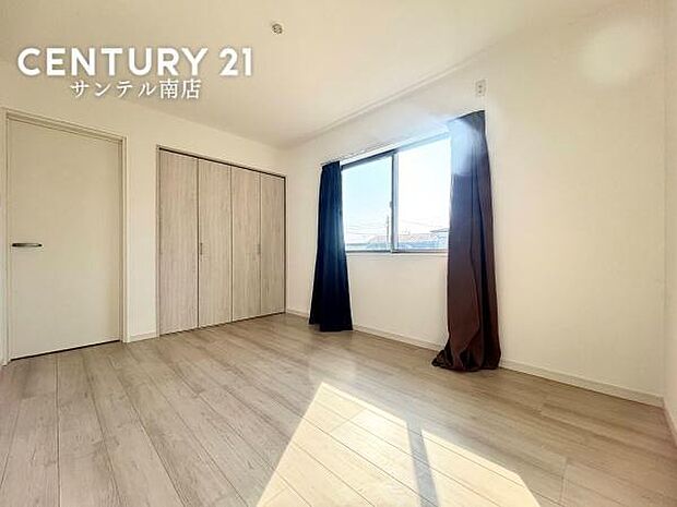 しっかり日が差し込みますので気持ちの良い目覚めができる素敵な洋室になります♪