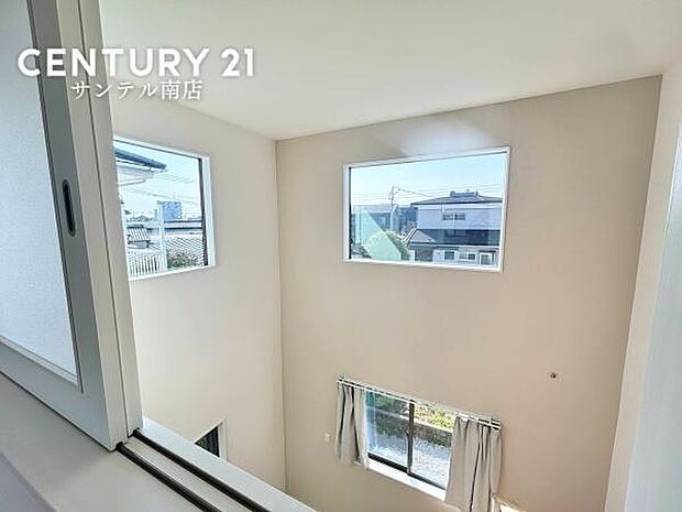 洋室からリビングを見渡せるので、家族とコミュニケーションがとりやすいですね♪