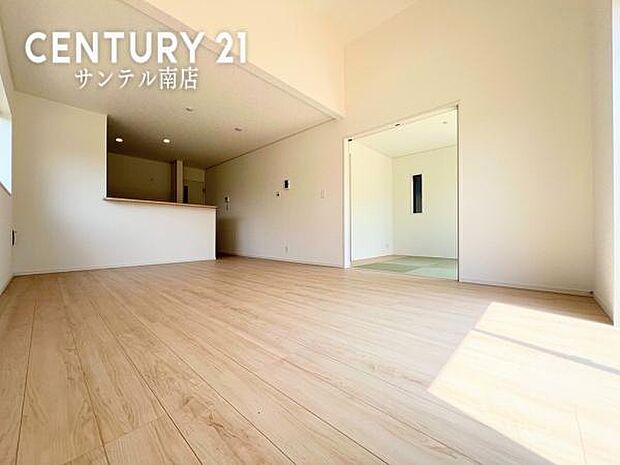 17帖のLDKです♪カウンターキッチンからリビングにいるご家族やお子様の様子が見えるので、コミュニケーションをとりながら、ご家族の大切な時間を共有できるリビングスペースです♪勾配天井です!