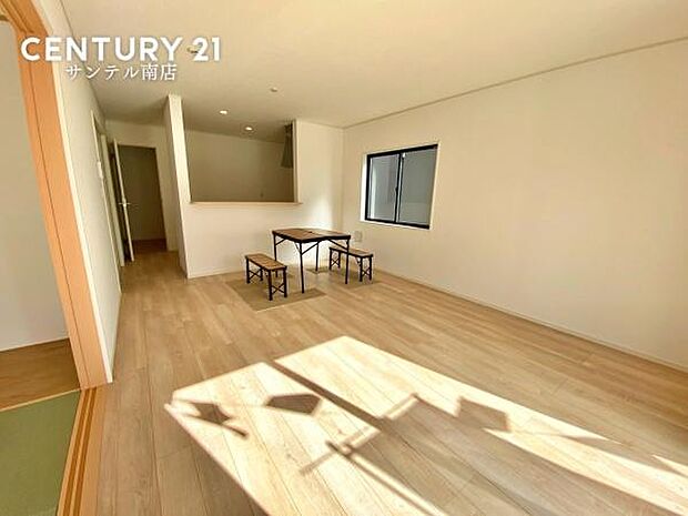 (同仕様モデル写真)）リビングです！※モデル写真でございます。色や配置の相違がある場合がございます。開放感のあるリビング♪お部屋全体が明るく、清潔感のある家族団らんのスペースです(^^♪