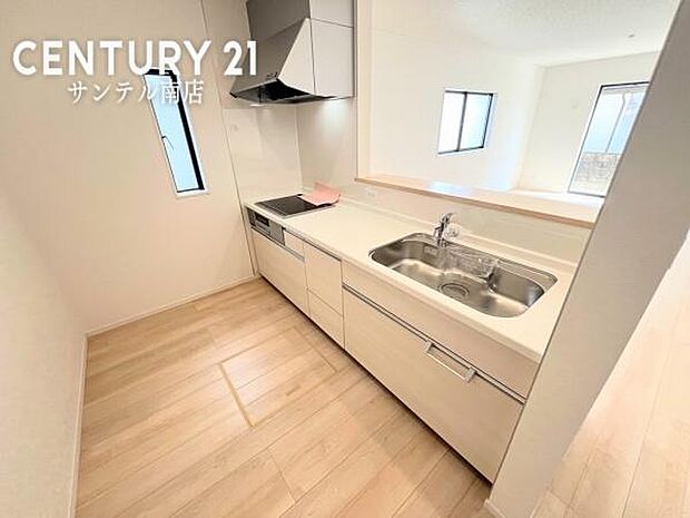 同仕様写真（キッチン）人気のカウンターキッチン。使いやすい動線です。※モデル写真でございます。色や配置の相違がある場合がございます。