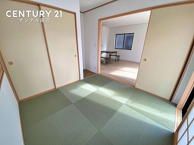 (同仕様モデル写真)和室です♪リビング横に和室があることで和と洋の雰囲気を味わえ素敵な空間を演出でき、お子様の遊び部屋や客間としても利用できます♪