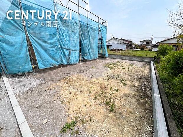 お休みの日は、お庭でガーデニングやDIYなどの趣味に没頭したり、ご家族でバーベキューをしたりと、自由に使える素敵なスペースです♪