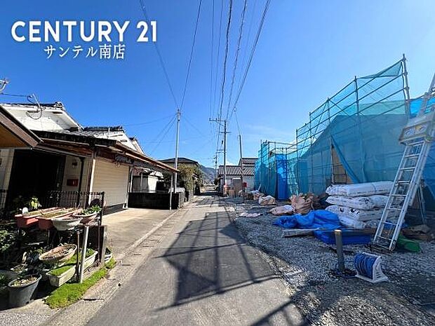 東側前面道路です。