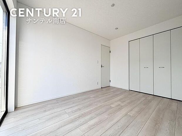 (同仕様写真)洋室です!容量に余裕のあるクローゼット収納を完備しております!※全居室にクローゼット収納あり。主寝室やお子様のお部屋に活用できます。