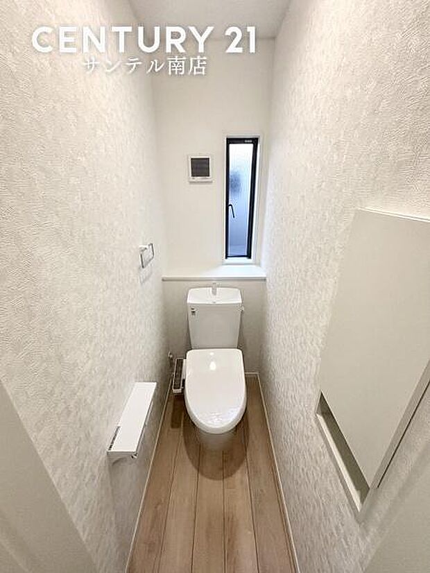(同仕様写真)同仕様のトイレです!換気のできる小窓もある為、湿気の多い季節も換気ができます!