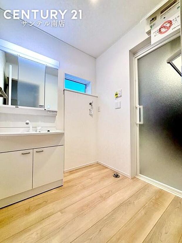 洗面脱衣所!窓の付いた清潔感のあるシンプルな洗面脱衣所♪洗面台は、三面鏡の裏も収納スペースが付いており、シャワーヘッド付き!