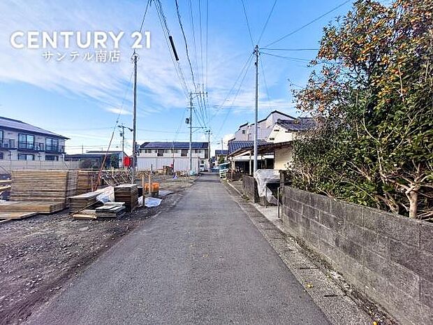 東側前面道路です。