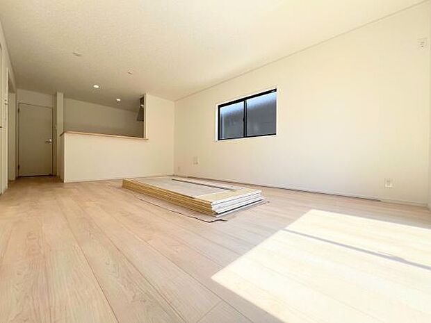 (同仕様モデル)カウンターキッチンからリビングにいるご家族やお子様の様子が見えるので、コミュニケーションがとりながら、ご家族の大切な時間を共有できるリビングスペースです♪