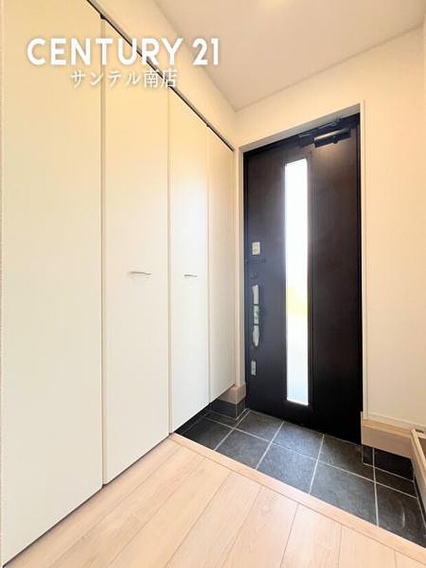 (同仕様写真)玄関 シューズボックスがあり、玄関を綺麗に整頓出来ます。※床、建具の色が異なる場合がございます。