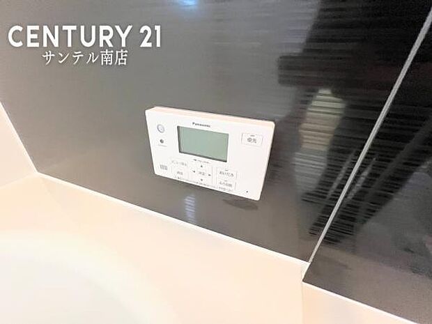 (同仕様写真)給湯リモコンスイッチひとつでお湯張りまで出来て家事が捗ります。追い炊き機能付きなので、長湯をしても、ずっと温かいお湯で気持ち良く入浴できます。