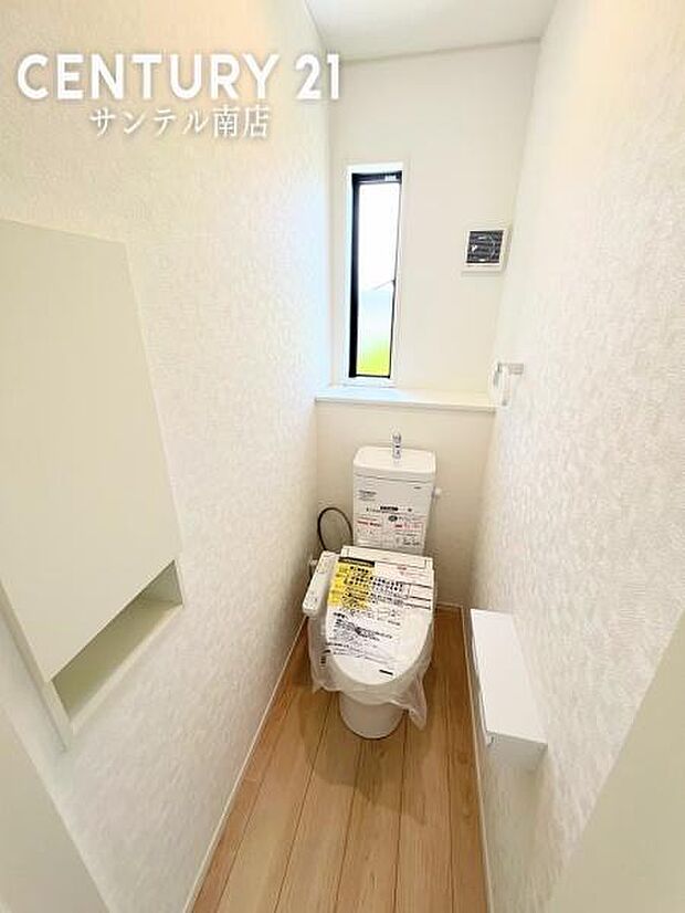 (同仕様写真)同仕様のトイレです!換気のできる小窓もある為、湿気の多い季節も換気ができます!