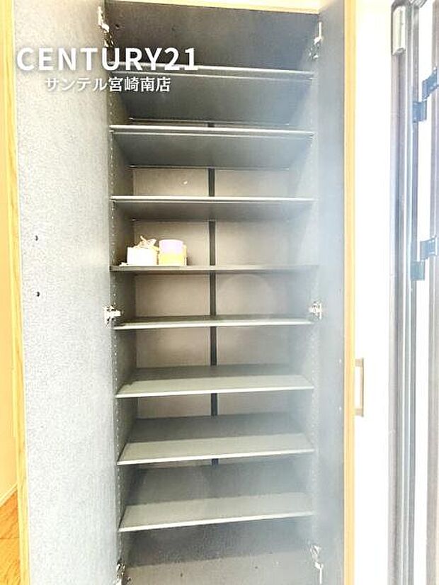 玄関にはシューズクローゼットも完備しております!