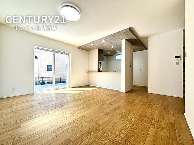 リビングは家具が配置しやすい造りになっております。家族が集まる場所だからこそ、こだわりの家具を置きたいですよね(^^♪勾配天井の為解放感がありますね!