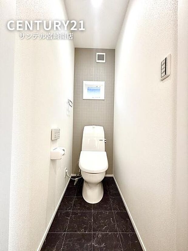 1階のトイレ♪換気できる小窓付きのトイレです!温水洗浄暖房便座でございます(^^♪