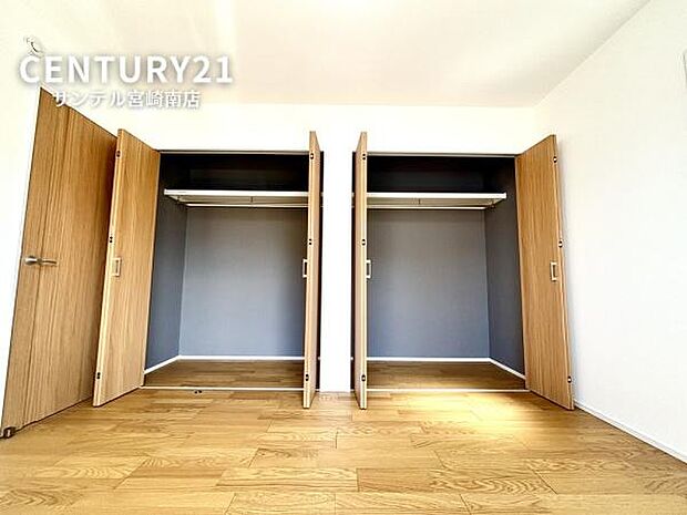 大容量のクローゼットです!ご夫婦のお洋服などを入れても十分な収納量。