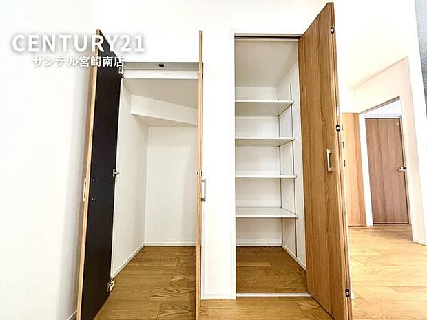 キッチン横の収納スペース。大容量なので消耗品、日用品などのまとめ買いなどでも安心して収納できます。