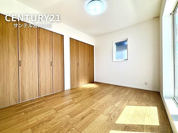 余裕のある洋室です!主寝室にいかがでしょうか♪日当たり、風通し良好です(^^♪大容量のクローゼット収納も完備しております!