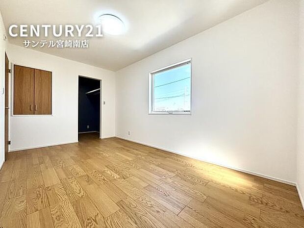 2Fの洋室です。日当たりが良く風通しも良好です。