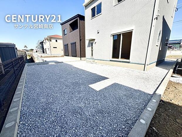 ご家族でお休みの日にはバーベキューをしたりと、想像するだけで素敵なスペースですね!