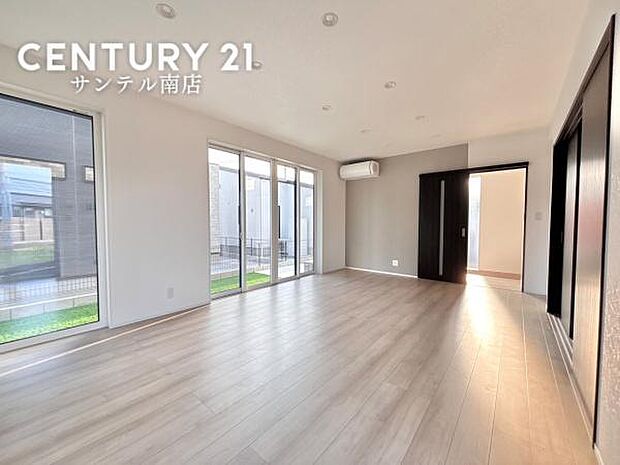 広々リビングは自然光たっぷり。毎日のくつろぎとコミュニケーションが深まる場所に。