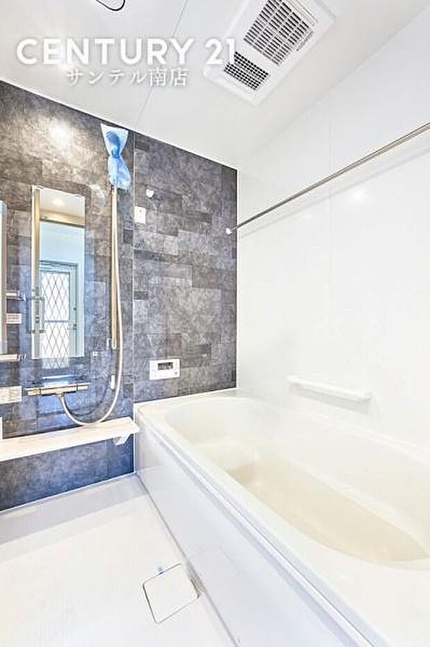 浴室です。足を伸ばして毎日の疲れを癒せる広々1坪タイプです。半身浴もでき、ゆっくりと寛げます。お子様と一緒でも快適に入浴が出来ますね。