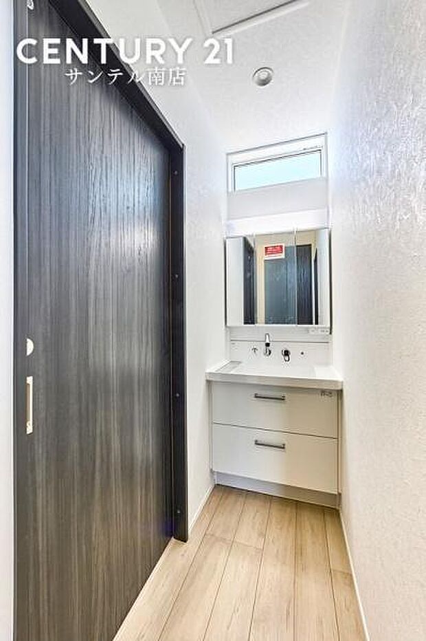 洗面化粧台は収納付きの大きな鏡が付いています♪朝のお忙しい時間帯でも三面鏡の洗面台ならお出かけ前のご準備も手助けしてくれること間違いなし♪