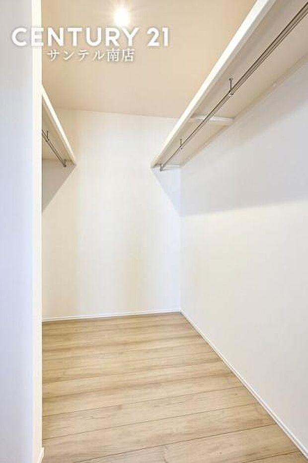 主寝室のウォークインクローゼットです!大容量でご夫婦の荷物がすっぽり入る安心の収納力です(^^♪