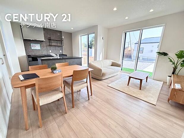 広々リビングは自然光たっぷり。毎日のくつろぎとコミュニケーションが深まる場所に。